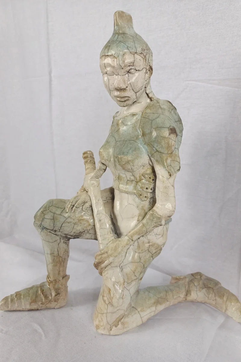 Sculpture de guerrier à genoux unique RAKU