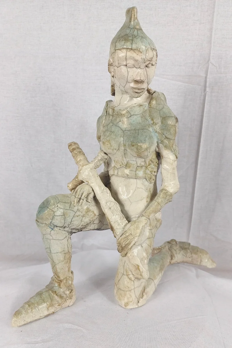 Sculpture de guerrier à genoux unique RAKU